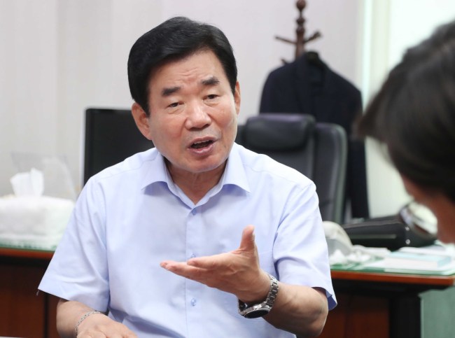 더불어민주당 당대표 후보인 김진표(71) 의원이 지난달 31일 연합뉴스와 인터뷰를 하고 있다. 김 후보는 2020년 총선이 '경제심판 선거'로 치러질 것으로 전망하고 "경제를 살려야 하며, 경제 전문가인 내가 몸을 던져서라도 그 역할을 할 것"이라는 뜻을 밝혔다. (사진=연합뉴스)
더불어민주당 당대표 후보인 김진표(71) 의원이 지난달 31일 연합뉴스와 인터뷰를 하고 있다. 김 후보는 2020년 총선이 '경제심판 선거'로 치러질 것으로 전망하고 "경제를 살려야 하며, 경제 전문가인 내가 몸을 던져서라도 그 역할을 할 것"이라는 뜻을 밝혔다. (사진=연합뉴스)