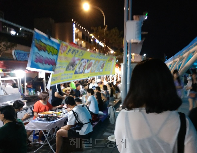 낭만포차 인근에 운집한 시민들의 모습. [사진=김성우 기자/zzz@heraldcorp.com]