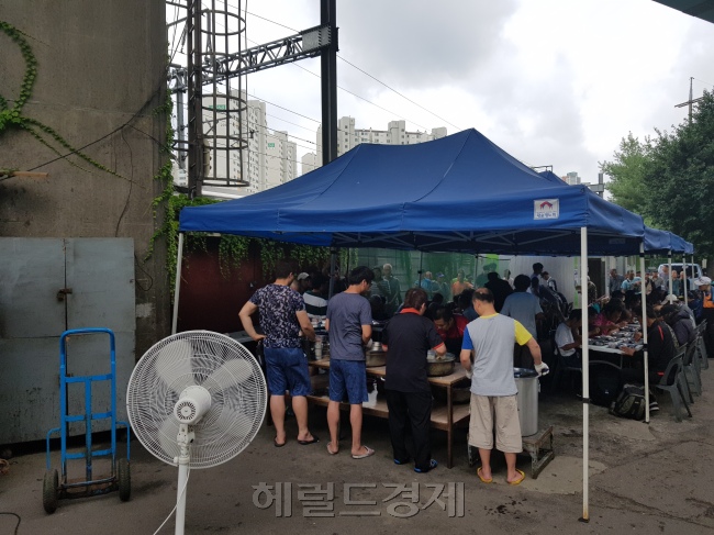[서울 영등포구 홈리스복지센터에서 운영하는 무료급식소 모습. 성기윤 수습기자/skysung@heraldcorp.com]