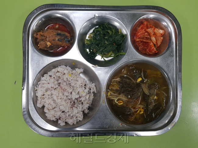 [서울 영등포구 홈리스복지센터에서 운영하는 무료급식소의 한끼. 성기윤 수습기자/skysung@heraldcorp.com]