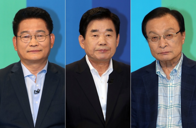 더불어민주당 당권에 도전하는 송영길(왼쪽부터 기호순)·김진표·이해찬 의원이 2일 광주문화방송 사옥에서 TV 토론회를 준비하고 있다.[사진=연합뉴스]
더불어민주당 당권에 도전하는 송영길(왼쪽부터 기호순)·김진표·이해찬 의원이 2일 광주문화방송 사옥에서 TV 토론회를 준비하고 있다.[사진=연합뉴스]