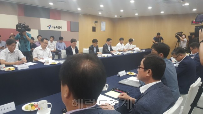 3일 오전 서울시청에서 열린 국토부ㆍ서울시 정책협의체에서 참석자들이 안건을 검토하고 있다. [사진=김성훈 기자]