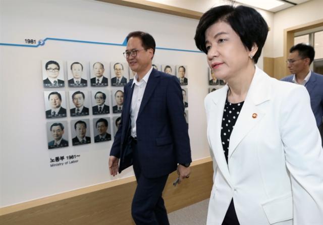 김영주 고용노동부 장관이 3일 오전 정부세종청사 고용노동부에서 열린 기관장회의에 참석하기 위해 회의장으로 향하고 있다. 내년도 최저임금은 8350원으로, 사업 종류 구분 없이 모든 사업장에 동일하게 적용한다는 고용부 고시가 이날 관보에 게재됐다.  [연합뉴스]