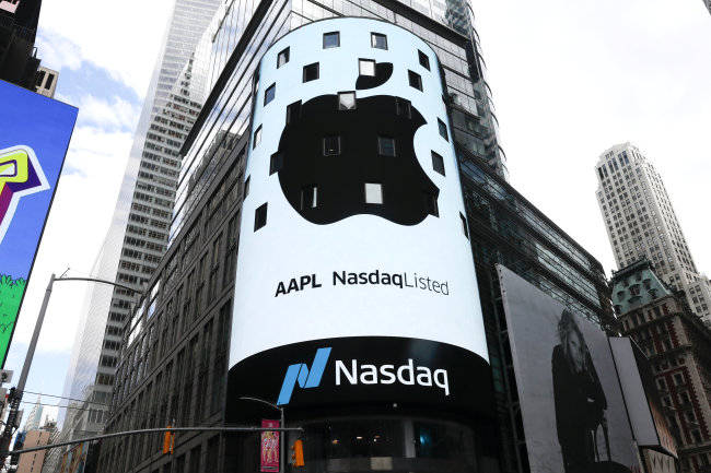 <YONHAP PHOTO-0995> An electronic screen displays the Apple Inc. logo on the exterior of the Nasdaq Market Site following the close of the day's trading session in New York City, New York, U.S., August 2, 2018. REUTERS/Mike Segar/2018-08-03 06:31:16/ <저작권자 ⓒ 1980-2018 ㈜연합뉴스. 무단 전재 재배포 금지.>
<YONHAP PHOTO-0995> An electronic screen displays the Apple Inc. logo on the exterior of the Nasdaq Market Site following the close of the day's trading session in New York City, New York, U.S., August 2, 2018. REUTERS/Mike Segar/2018-08-03 06:31:16/ <저작권자 ⓒ 1980-2018 ㈜연합뉴스. 무단 전재 재배포 금지.>