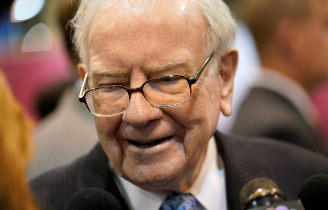 <YONHAP PHOTO-0121> FILE PHOTO: Warren Buffett, CEO of Berkshire Hathaway Inc, tours the exhibit hall at the company's annual meeting in Omaha, Nebraska, U.S., May 5, 2018. REUTERS/Rick Wilking/File Photo/2018-07-19 00:38:45/ <저작권자 ⓒ 1980-2018 ㈜연합뉴스. 무단 전재 재배포 금지.>
<YONHAP PHOTO-0121> FILE PHOTO: Warren Buffett, CEO of Berkshire Hathaway Inc, tours the exhibit hall at the company's annual meeting in Omaha, Nebraska, U.S., May 5, 2018. REUTERS/Rick Wilking/File Photo/2018-07-19 00:38:45/ <저작권자 ⓒ 1980-2018 ㈜연합뉴스. 무단 전재 재배포 금지.>