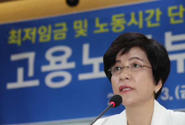 3일 오전 정부세종청사 고용노동부에서 열린 기관장회의에서 김영주 장관이 발언하고 있다. (사진=연합뉴스)
