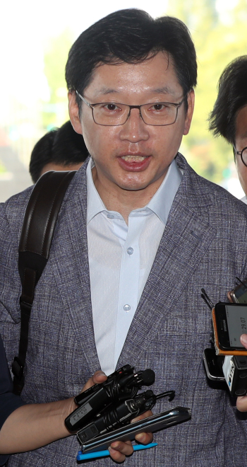 김경수 경남도지사가 3일 오전 경남 창원시 의창구 경남도청으로 출근하며 취재진에게 질문을 받고 있다. [제공=연합뉴스]