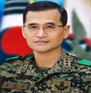 문재인 대통령이 새로운 기무사령관에 임명한 남영신 육군특전사령관(중장). 남 신임 사령관은 학군 23기로 1985년 소위로 임관해 제7공수여단장 , 육군제2작전사령부 동원전력처장, 학생중앙군사학교 교수부장, 제3사단장 등을 지냈다. [사진=청와대]