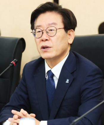 조폭 유착 의혹을 제기한 SBS ‘그것이 알고 싶다’를 상대로 법적 조치라는 초강수 카드를 꺼낸 이재명 경기도지사. [사진=연합뉴스]
