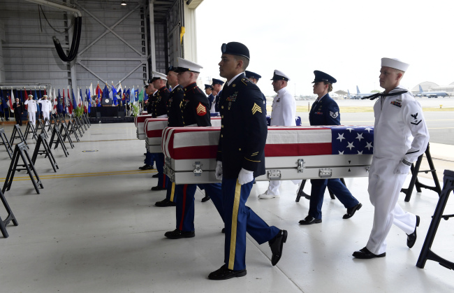 Vice President Mike Pence and Admiral Phil Davidson, US Indo-Pacific Commander, honor the remains of US soldiers from the Korean War at Joint Base Pearl Harbor-Hickam in Honolulu, Hawaii, US, August 1, 2018. (Yonhap)