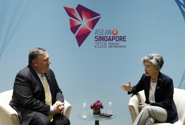 US Secretary of State Mike Pompeo, left, meets South Korea's Foreign Minister Kang Kyung-wha on the sidelines of the 51st ASEAN Foreign Ministers Meeting in Singapore, Saturday, Aug. 4, 2018. (AP-Yonhap)