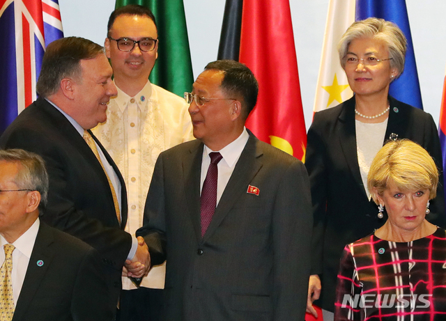 North Korean Foreign Minister Ri Yong-ho (R) meets with his American counterpart Mike Pompeo at the opening of the ASEAN Regional Forum in Singapore on Aug. 4, 2018. (Yonhap)