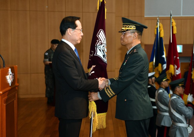 Song Young-moo, left, shakes hands Lt. Gen. Nam Young-sin during an inauguration ceremony for the new head of the Defense Security Command in the unit's headquarters, south of Seoul on Saturday. (Yonhap)