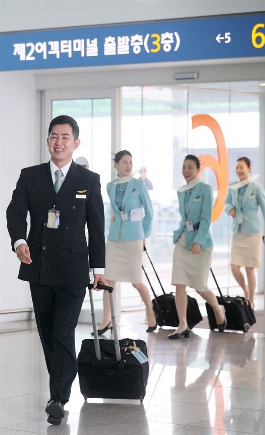 ‘땅콩 회항’ 사건 피해자 박창진 대한항공 사무장이 지난 5월 병가를 마치고 인천공항 제2터미널로 출근하고 있다. [사진제공=연합뉴스]