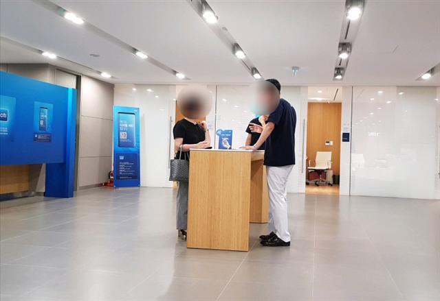 한국씨티은행 서교동지점은 디지털뱅킹 시대에 맞춰 간단한 은행거래는 앱 다운로드를 유도하고 지점에서는 심층 상담 중심의 서비스를 제공하는 영업점 모델을 실험하고 있다. 사진은 과거 창구가 있던 서교동지점의 모습.