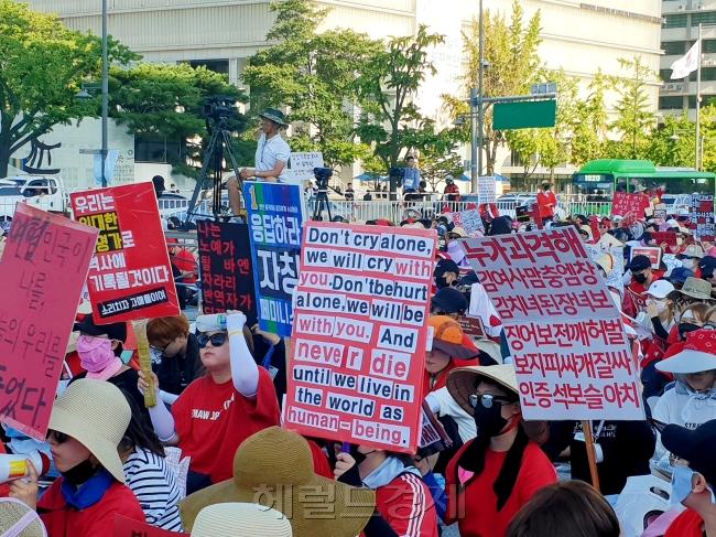[사진=4일 광화문에서 열린 불법촬영 편파수사 규탄 시위에서 참석한 참가자들의 피켓. 김유진 기자/kacew@heraldcorp.com]