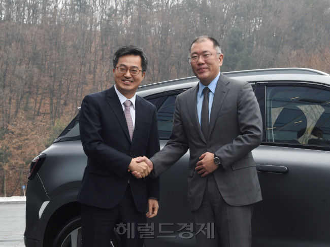김동연 경제부총리가 6일 삼성전자 평택캠퍼스를 방문해 애로사항에 대한 현장의 목소리를 청취했다. 사진은 지난 1월 현대차 용인 환경기술연구소를 방문해 정의선 부회장과 만나는 모습. [헤럴드경제 DB]