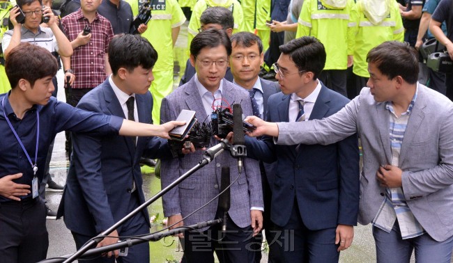 김경수 경남도지사가 6일 특검 조사에 앞서 취재진의 질문에 답하고 있다. [사진=정희조 기자 checho@heraldcor.com]