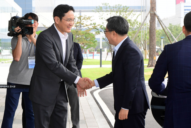 <YONHAP PHOTO-1754> 악수하는 김동연 부총리-이재용 부회장 (평택=연합뉴스) 홍기원 기자 = 김동연 경제부총리 겸 기획재정부 장관이 6일 오전 경기도 평택시 삼성전자 평택캠퍼스를 방문해 이재용 삼성전자 부회장의 영접을 받으며 인사를 나누고 있다. 2018.8.6 xanadu@yna.co.kr/2018-08-06 10:18:08/ <저작권자 ⓒ 1980-2018 ㈜연합뉴스. 무단 전재 재배포 금지.>
<YONHAP PHOTO-1754> 악수하는 김동연 부총리-이재용 부회장 (평택=연합뉴스) 홍기원 기자 = 김동연 경제부총리 겸 기획재정부 장관이 6일 오전 경기도 평택시 삼성전자 평택캠퍼스를 방문해 이재용 삼성전자 부회장의 영접을 받으며 인사를 나누고 있다. 2018.8.6 xanadu@yna.co.kr/2018-08-06 10:18:08/ <저작권자 ⓒ 1980-2018 ㈜연합뉴스. 무단 전재 재배포 금지.>