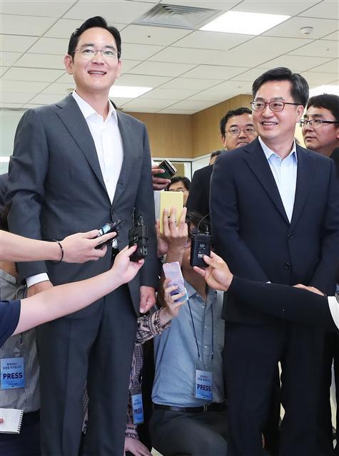 김동연 부총리 겸 기획재정부 장관이 6일 오전 경기도 평택시 삼성전자 평택캠퍼스를 방문해 이재용 삼성전자 부회장과 단지 홍보 영상을 시청하고 있다.  [연합뉴스]