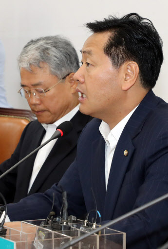 [사진설명=바른미래당 김관영 원내대표가 6일 국회에서 열린 제18차 비상대책위원회의에서 발언하고 있다. 사진제공=연합뉴스]