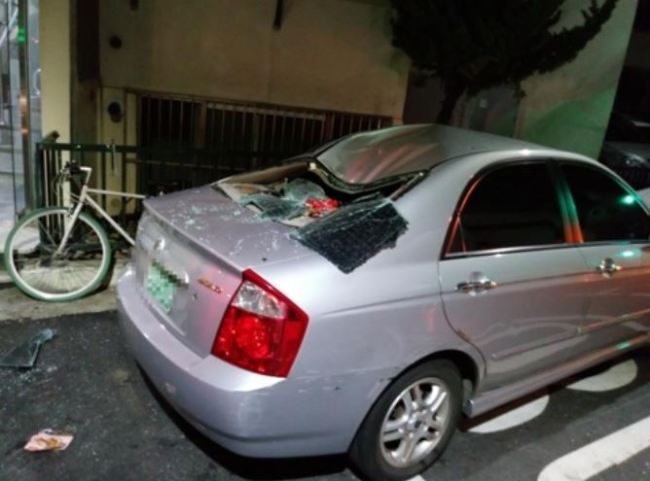 The victim’s body was discovered Monday on top of the vehicle that was parked in front of a four-story building in Gyeyang, Incheon. (Yonhap)