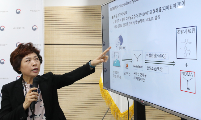 Kim Na-kyoung, head of the pharmaceutical review division at Korea’s Ministry of Food and Drug Safety, explains the results of an inspection of locally sold hypertension drugs containing above-permitted levels of valsartan at the Sejong Government Complex on Monday. (Yonhap)