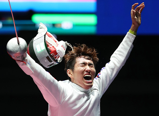 South Korean fencer Park Sang-young reacts after winning the final of the men's epee event against Geza Imre of Hungary at the Carioca Arena 3 in Rio de Janeiro on Aug. 9, 2016. (Yonhap)