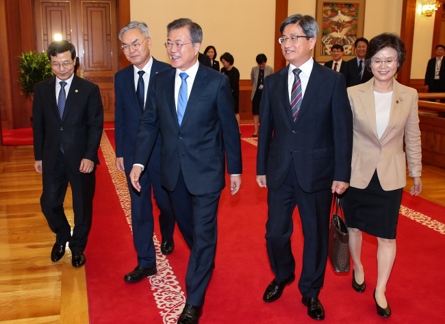From left, Supreme Court Justice Lee Dong-won, Justice Kim Seon-soo, President Moon Jae-in, Chief Justice Kim Myeong-soo and Justice Noh Jeong-hee (Yonhap)　