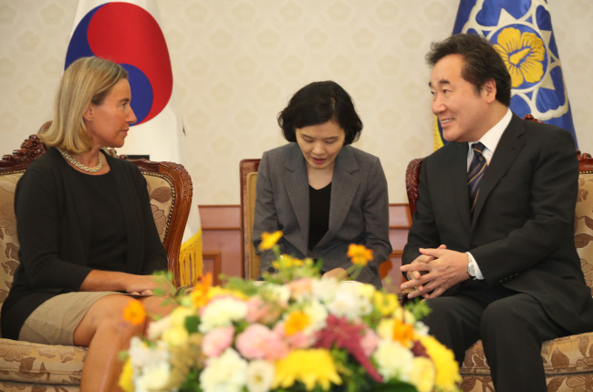 The European Union’s Foreign Affairs Chief Federica Mogherini (left) and South Korea's Prime Minister Lee Nak-yon (right) (Yonhap)