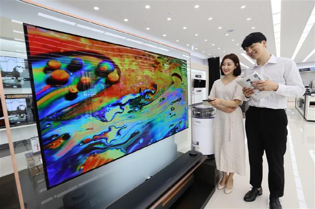 LG전자 모델들이 서울시 영등포구에 위치한 LG 베스트샵 서울양평점에서 LG 올레드 TV를 소개하고 있다.  [제공=LG전자]