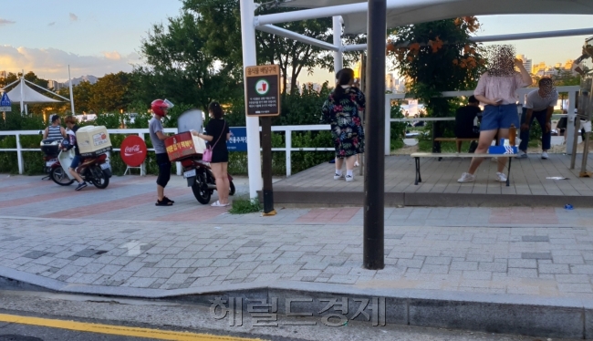 [작년 이맘때 같았으면 시끄럽게 붐비고 있어야할 여의도 한강공원 배달존이 한산하다. 김유진 기자/kacew@heraldcorp.com]