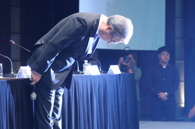 <YONHAP PHOTO-2822> BMW 대국민사과 (서울=연합뉴스) 김주성 기자 = BMW코리아 김효준 회장이 6일 오후 서울 웨스틴조선호텔 그랜드볼룸에서 최근 잇따른 BMW 차량의 화재사고와 관련해 대국민 사과를 하고 있다. 2018.8.6 utzza@yna.co.kr/2018-08-06 16:11:31/ <저작권자 ⓒ 1980-2018 ㈜연합뉴스. 무단 전재 재배포 금지.>
<YONHAP PHOTO-2822> BMW 대국민사과 (서울=연합뉴스) 김주성 기자 = BMW코리아 김효준 회장이 6일 오후 서울 웨스틴조선호텔 그랜드볼룸에서 최근 잇따른 BMW 차량의 화재사고와 관련해 대국민 사과를 하고 있다. 2018.8.6 utzza@yna.co.kr/2018-08-06 16:11:31/ <저작권자 ⓒ 1980-2018 ㈜연합뉴스. 무단 전재 재배포 금지.>