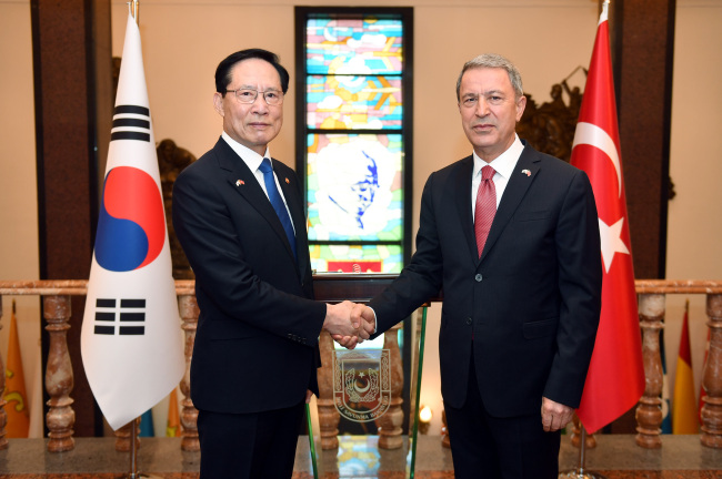 Defense Minister Song Young-moo (L) shakes hands with his Turkish counterpart Hulusi Akar before their talks in Ankara on Aug. 6, in this photo provided by Song's ministry. (Yonhap)