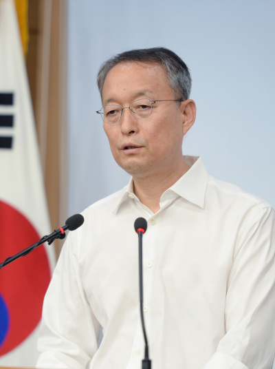 백운규 산업통상자원부 장관이 7일 오후 서울 광화문 정부서울청사에서 올해 폭염에 따른 전기요금 지원대책을 발표하고 있다. ［사진=산업통상자원부］