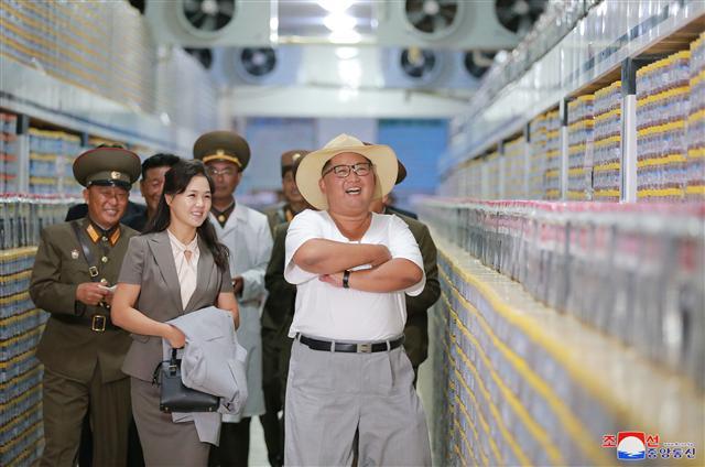 ‘리설주와 젓갈공장 둘러보는 김정은.’ 김정은 북한 국무위원장이 부인 리설주 여사와 함께 금산포젓갈가공공장을 둘러봤다고 조선중앙통신이 보도했다. 김 위원장은 6월 말부터 평안북도·양강도·함경북도·강원도·평양 등지의 경제현장을 잇달아 시찰했으며 최근에는 황해남도를 방문하고 있다. [조선중앙통신 연합뉴스]
