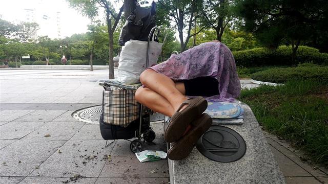 지난 7월 11일 서울 영등포구에 있는 한 공원에서 만난 여성 노숙인. 이곳에서 생활한지 15년이 넘었다고 했다.  정세희 기자/say@