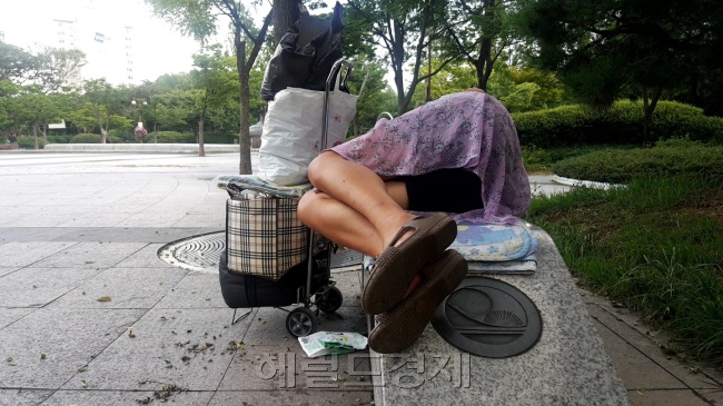 지난 7월 11일 서울 영등포구에 있는 한 공원에서 만난 여성 노숙인. 이곳에서 생활한지 15년이 넘었다고 했다.  정세희 기자/say@