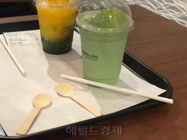 오설록에서는 종이빨대를 이용해 아이스음료를 제공하고 있다. [사진=김지윤 기자]