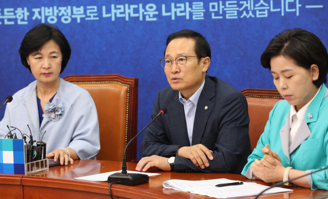 더불어민주당 홍영표 원내대표가 8일 오전 국회에서 열린 최고위원회의에서 "8월 안에 인터넷 은행에 대한 규제 해소를 반드시 추진하겠다"고 발언하고 있다. (사진=연합뉴스)