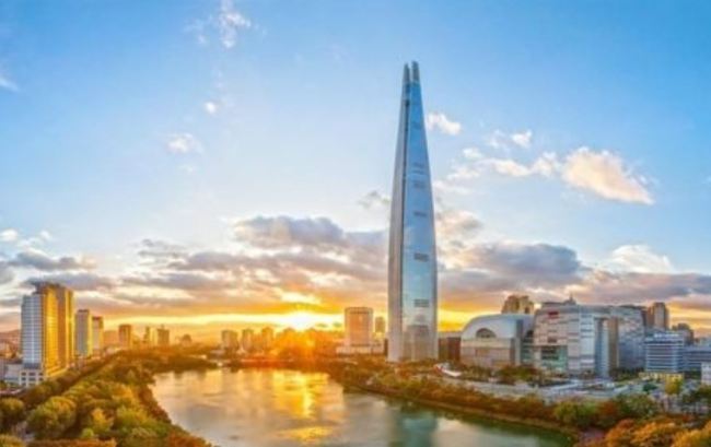 This undated photo provided by Lotte Hotel & Resorts shows retail giant Lotte's 123-story building in eastern Seoul where its hotel Signiel is located. (Yonhap)