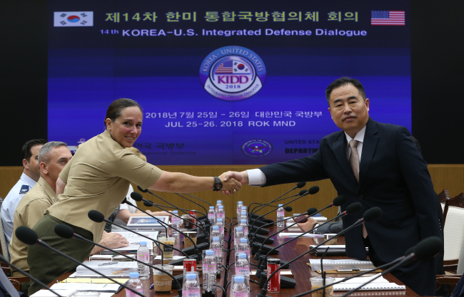 This photo, taken July 25, shows Deputy Minister for National Defense Policy, Yeo Suk-joo (R), shaking hands with Roberta Shea, acting deputy assistant secretary of defense at the 14th Korea-US Integrated Defense Dialogue in Seoul. (Yonhap)