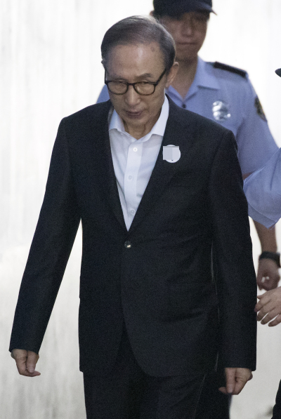 110억 원대 뇌물수수와 350억 원대 다스 횡령 등 혐의로 구속기소 된 이명박 전 대통령이 7일 오전 서초구 서울중앙지방법원에서 열린 속행 공판에 출석하기 위해 호송차에서 내려 법정으로 향하고 있다.[사진=연합뉴스]