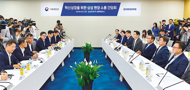 지난 6일 삼성전자 평택사업장에서 김동연 경제부총리 겸 기획재정부 장관과 이재용 부회장이 간담회를 갖고 있다.
[제공=삼성전자]
