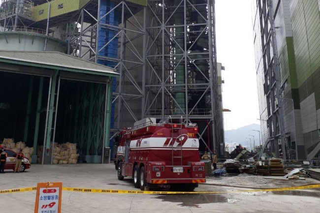 A fire truck arrives at a coal-fired power station in Pocheon, northeast of Seoul, on Aug. 8, following an explosion that killed one worker and injured four others. (Yonhap)