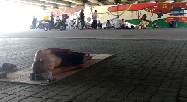 A Korean man takes a rest under a bridge in Seoul during the ongoing heat wave. (Yonhap)