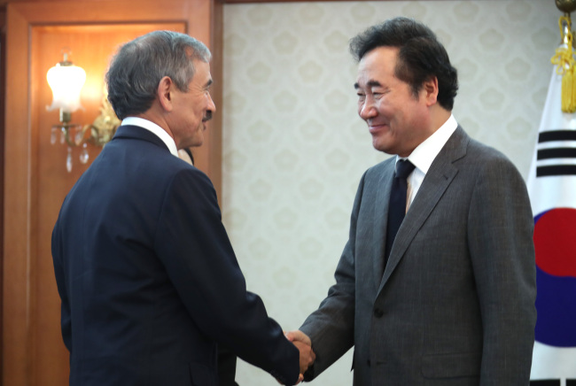 US Ambassador Harry Harris (left) and Prime Minister Lee Nak-yon (Yonhap)