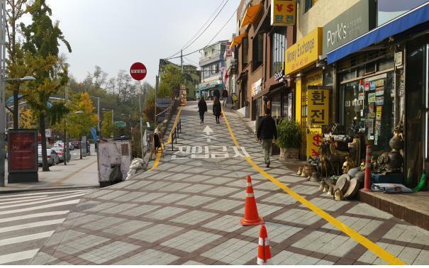 ‘서울 1호 관광특구’ 이태원이 활력을 잃어가고 있다. 천정부지로 치솟은 임대료, 미군 기지 이전이 원인으로 언급된다. 사진은 이태원 일대 모습.  [헤럴드DB]
