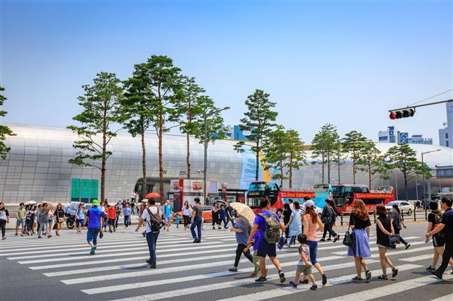 서울 중구 동대문의 상권이 뜨고 있다. 쇼핑, 오락, 숙박 등 삼박자가 조화롭다는 평가다. 사진은 동대문디자인플라자(DDP) 일대 모습.