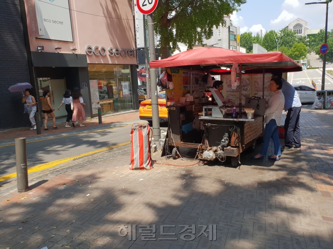 [8일 이대 앞 길거리 음식 노점상 중 유일하게 문을 연 곳은 ‘이대 깻잎 떡볶이’ 한 곳이었다. 김유진 기자/kacew@heraldcorp.com]